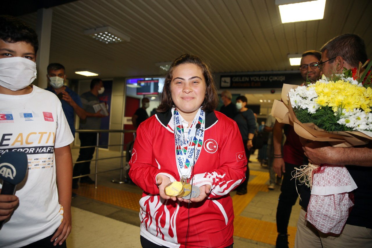 Dilara çiçeklerle karşılandı