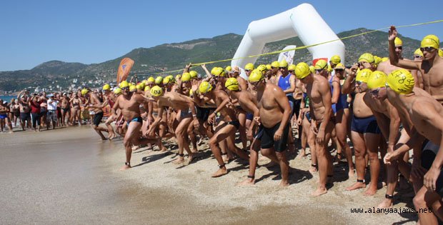 ALANYA ULUSLARARASI YÜZME MARATONU GERÇEKLEŞTİ