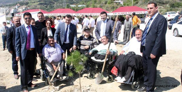 2 BİN FISTIK ÇAMI TOPRAKLA BULUŞTU