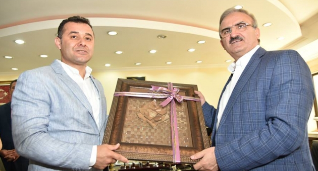 Vali'ye "Muz Lifi" hediye edildi