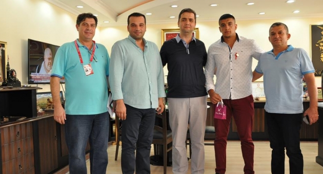 Alanya'nın Pehlivanına altın hediye edildi