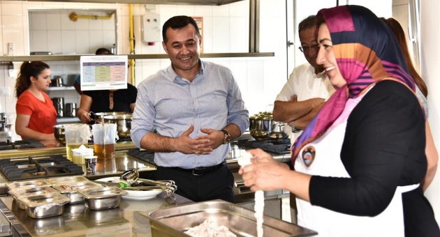 BAŞKAN YÜCEL YÖRESEL YEMEK KURSUNDA