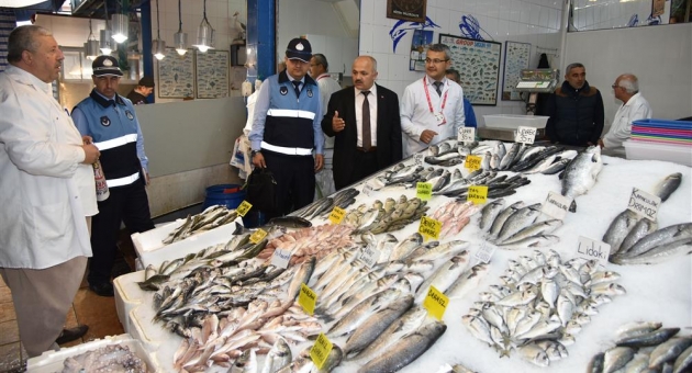 Zabıta balık tezgahlarını denetledi