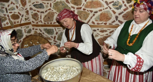 İpek dokuma Litvanlara öğretildi...