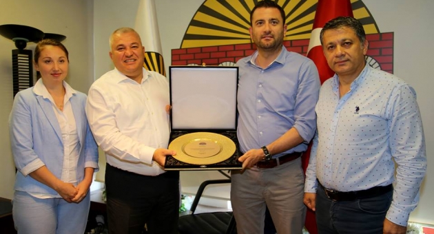 Rus medyasına ev sahipli yapanlara plaket
