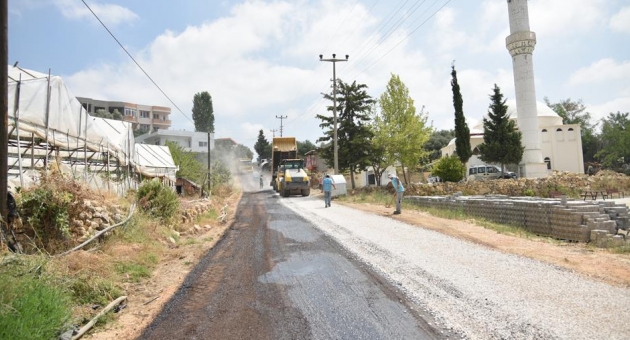 Asfalt ekibi tam gaz çalışıyor
