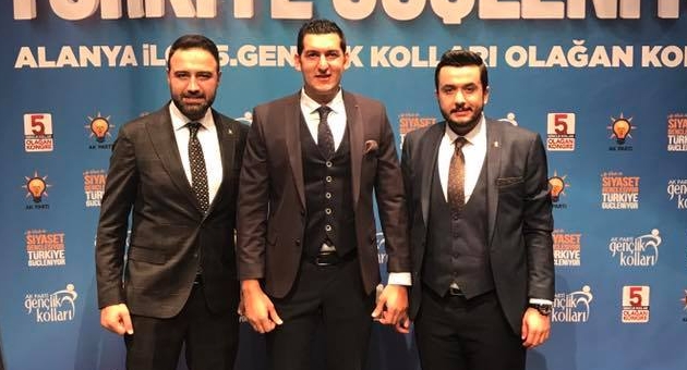 Ak Gençlikte Bayrak Değişimi