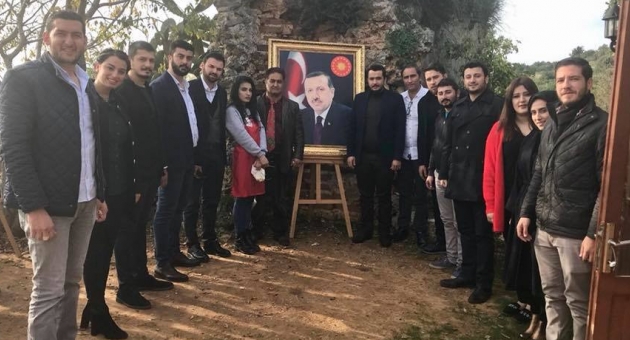 Ak Gençlik Erdoğan Sevdalısı Ressamı Ziyaret Etti
