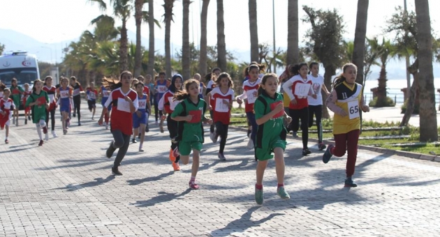 ALANYA DA OKULLARARASI KROS YARIŞI YAPILDI