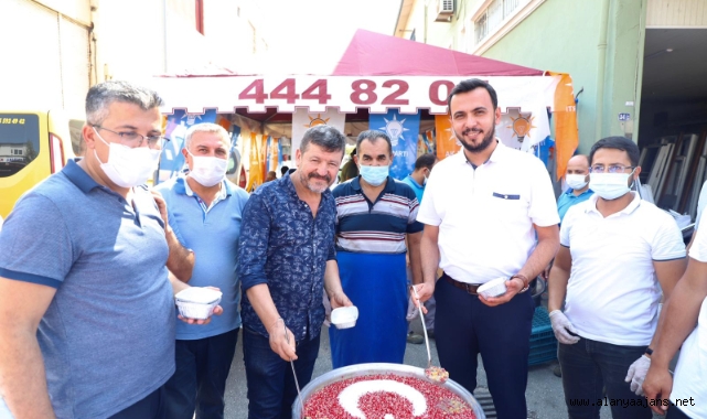 AK Parti’den sanayi esnafına aşure ikramı