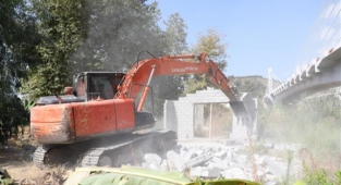 Alanya Belediyesi kaçak yapıları yıktı