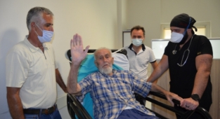 Alanya’da 82 yaşındaki adam koronayı yendi