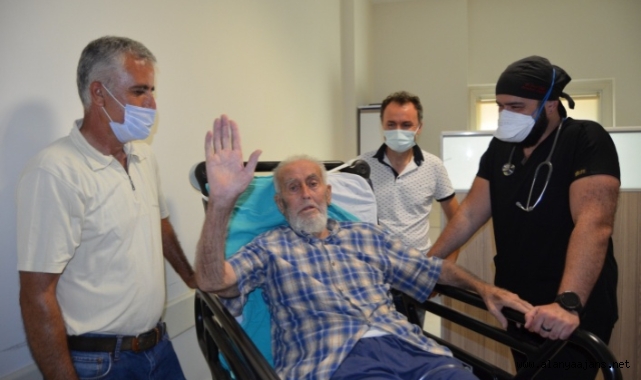 Alanya’da 82 yaşındaki adam koronayı yendi