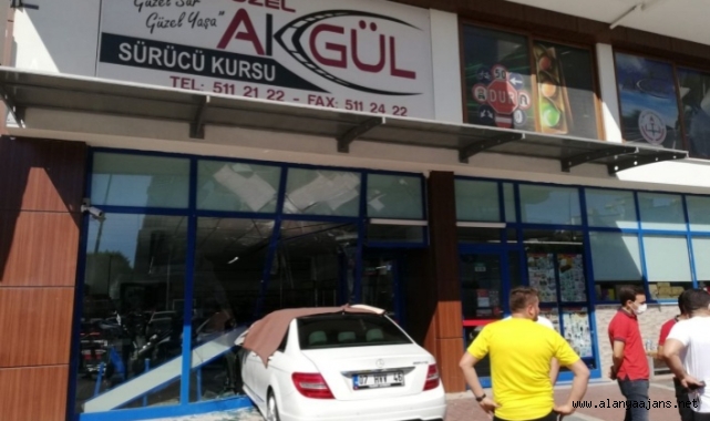 Alanya’da lüks araç zincir markete girdi!
