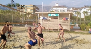 Alanya’da plaj voleybol turnuvasına yoğun ilgi