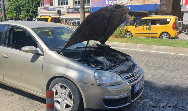 Alanya’da seyir halindeki otomobil alev aldı