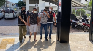 Alanya’da uyuşturucuyla yakalanan iki kardeş adliyede