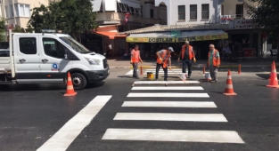 Alanya’da yaya geçitleri boyanıyor