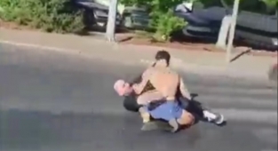 Alanya'da yol ortasında yumruk yumruğa kavga