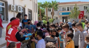 Alanya Kızılay öğrencilere eğitimin ilk gününde destek oldu
