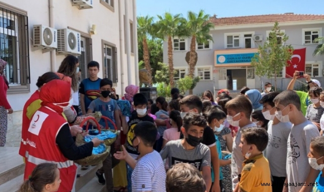 Alanya Kızılay öğrencilere eğitimin ilk gününde destek oldu