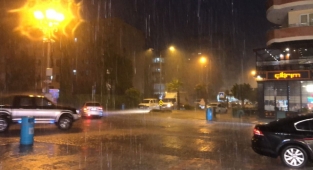 Alanya’ya yağmur fırtınayla geldi