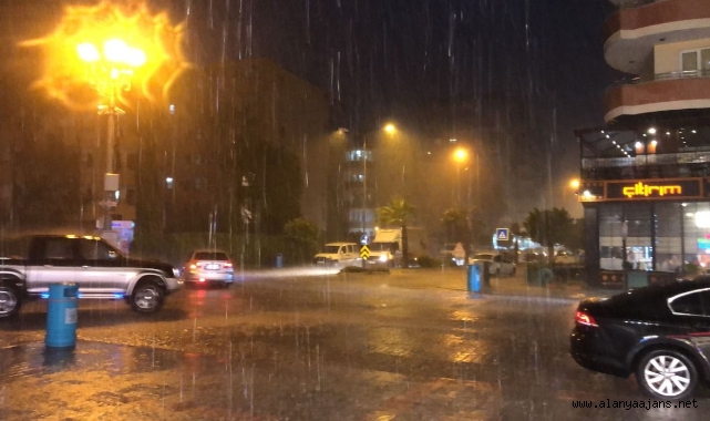 Alanya’ya yağmur fırtınayla geldi