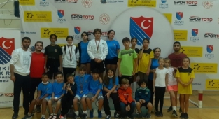 Alanyasporlu eskrimciler madalyaları topladı