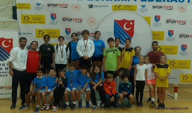 Alanyasporlu eskrimciler madalyaları topladı