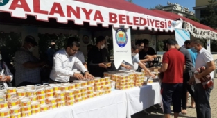 ALKOD şehitlerimiz için aşure dağıttı