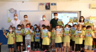 Başkan Şahin'den öğrencilere kitap jesti