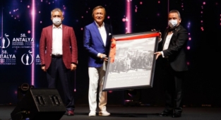 58'nci Altın Portakal'da kırmızı halıda şıklık yarışı