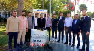 AK gençler Alanya'da fidan dağıttı