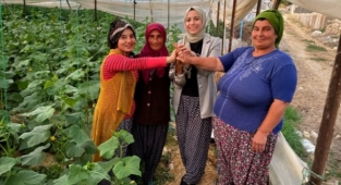 AK Kadınlar, emekçi kadın çiftçileri unutmadı