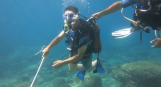 Alanya’da görme engelliler suyun altında bastonla yürüdü