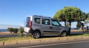 Alanya'da kontrolden çıkan araç refüje çarptı