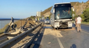 Alanya’da kontrolden çıkan otobüs bariyerleri çarptı!