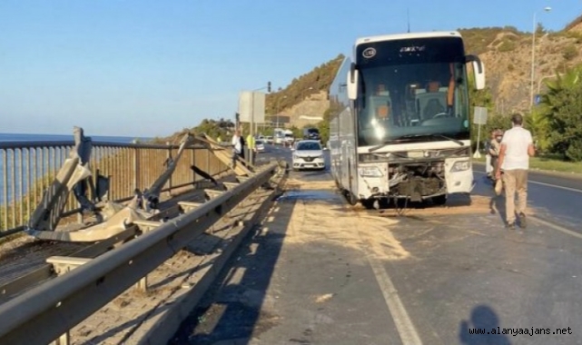 Alanya’da kontrolden çıkan otobüs bariyerleri çarptı!