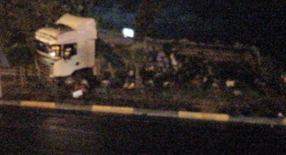 Alanya’da kontrolden çıkan TIR bariyerlere çarptı!