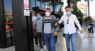 Alanya’da polis çeşitli suçlardan aranan 2 şüpheliyi yakaladı