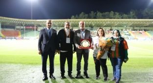 Başkan Hasan Çavuşoğlu Alanyalı rekortmene plaket verdi