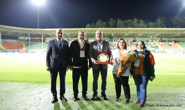 Başkan Hasan Çavuşoğlu Alanyalı rekortmene plaket verdi