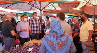 Başkan Yücel pazarda vatandaşları bilgilendirdi