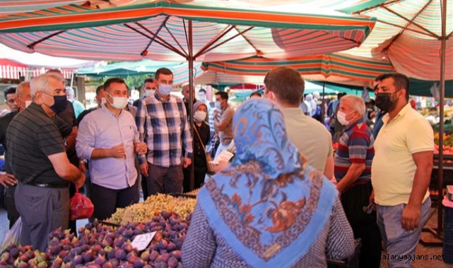 Başkan Yücel pazarda vatandaşları bilgilendirdi