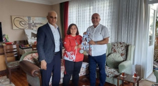 Çavuşoğlu, başarıları ile Alanya'yı gururlandıran Dilara'yı ziyaret etti