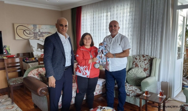 Çavuşoğlu, başarıları ile Alanya'yı gururlandıran Dilara'yı ziyaret etti