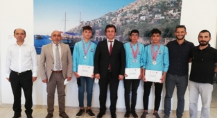 Dereceye giren öğrencilerden Müdür Yılmaz'a ziyaret