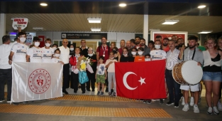 Dilara çiçeklerle karşılandı