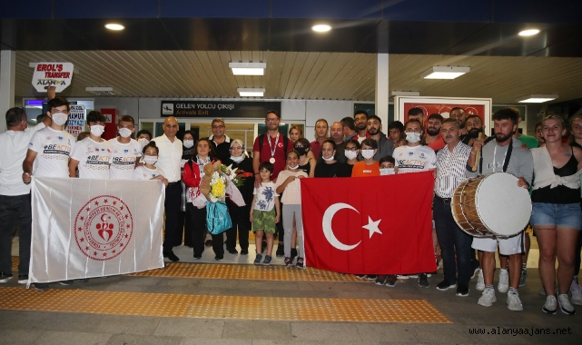 Dilara çiçeklerle karşılandı