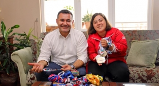 BAŞKAN YÜCEL ŞAMPİYON DİLARA'YI EVİNDE ZİYARET ETTİ